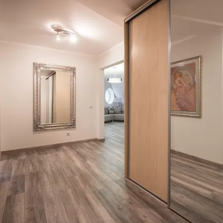 Old Dome Square Apartment