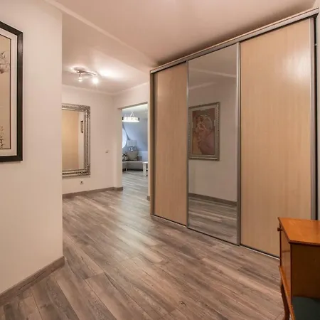 Old Dome Square Apartment *